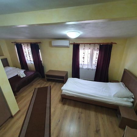 Efm Motel Brezoi Exteriör bild