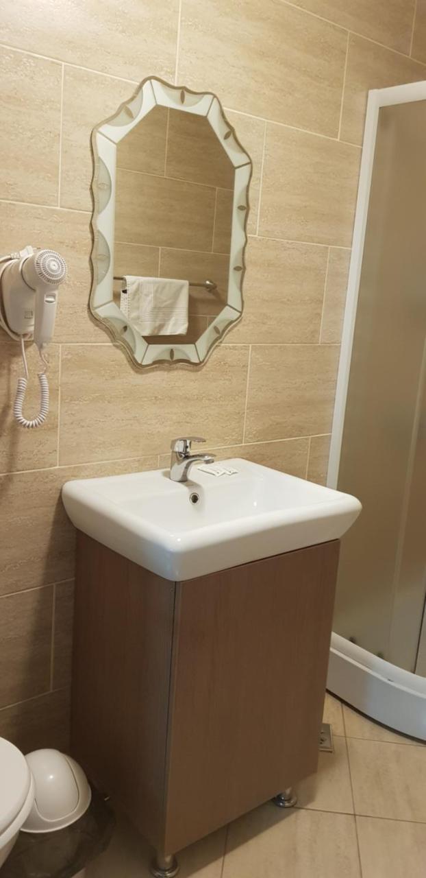 Efm Motel Brezoi Exteriör bild