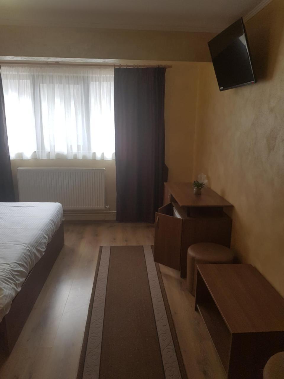 Efm Motel Brezoi Exteriör bild