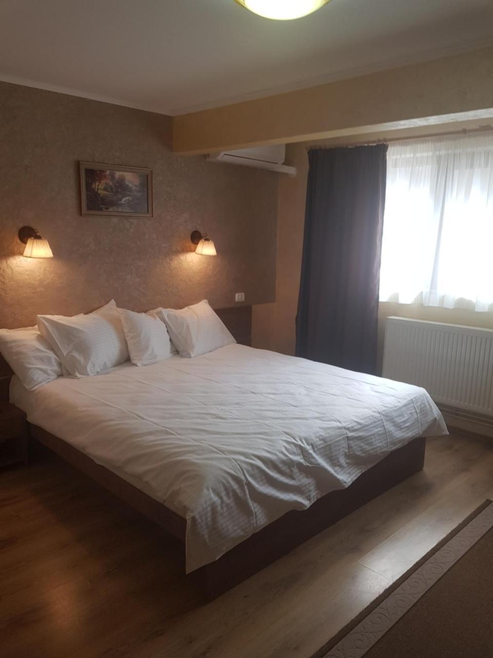 Efm Motel Brezoi Exteriör bild